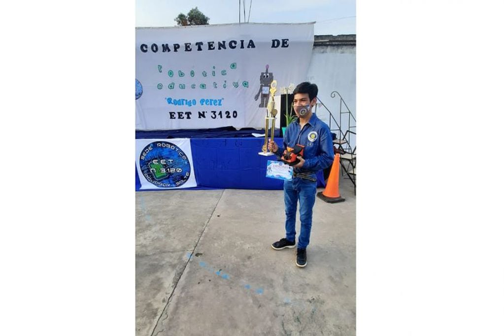 Rodrigo ganó un concurso de Robótica en Salta.