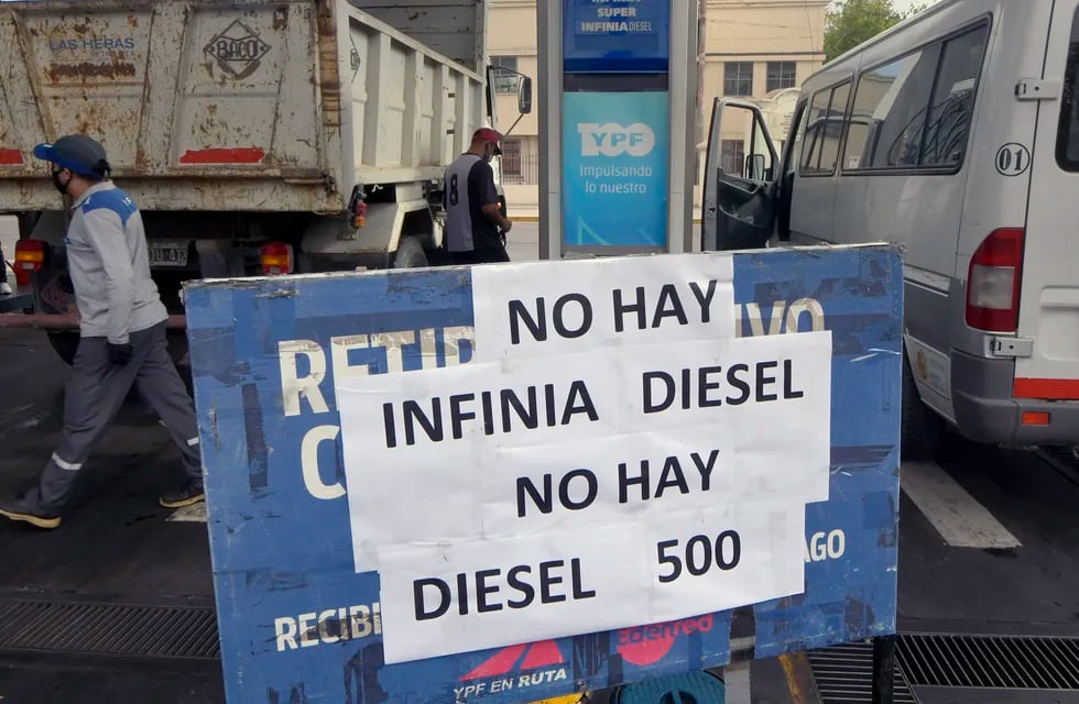 En estaciones de servicio de Mendoza colocaron carteles una vez que vaciaron los surtidores.