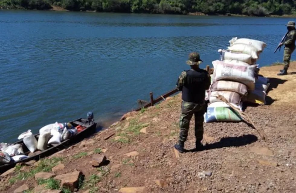 Prefectura Naval Argentina secuestró cargamento de soja ilegal en El Soberbio.
