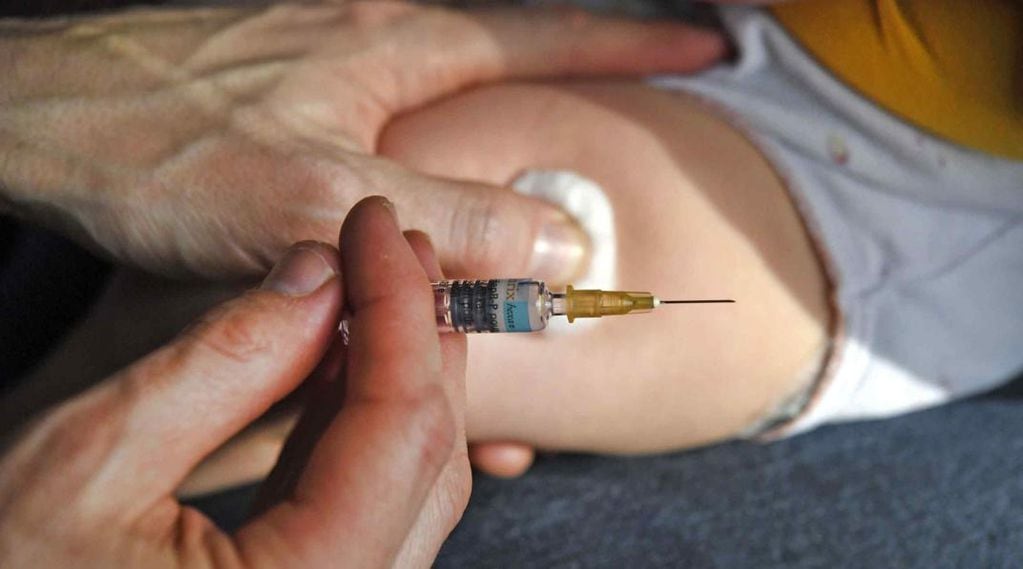 Dentro de las teorías conspirativas preocupantes, se encuentra también la que está contra la vacunación de los niños.