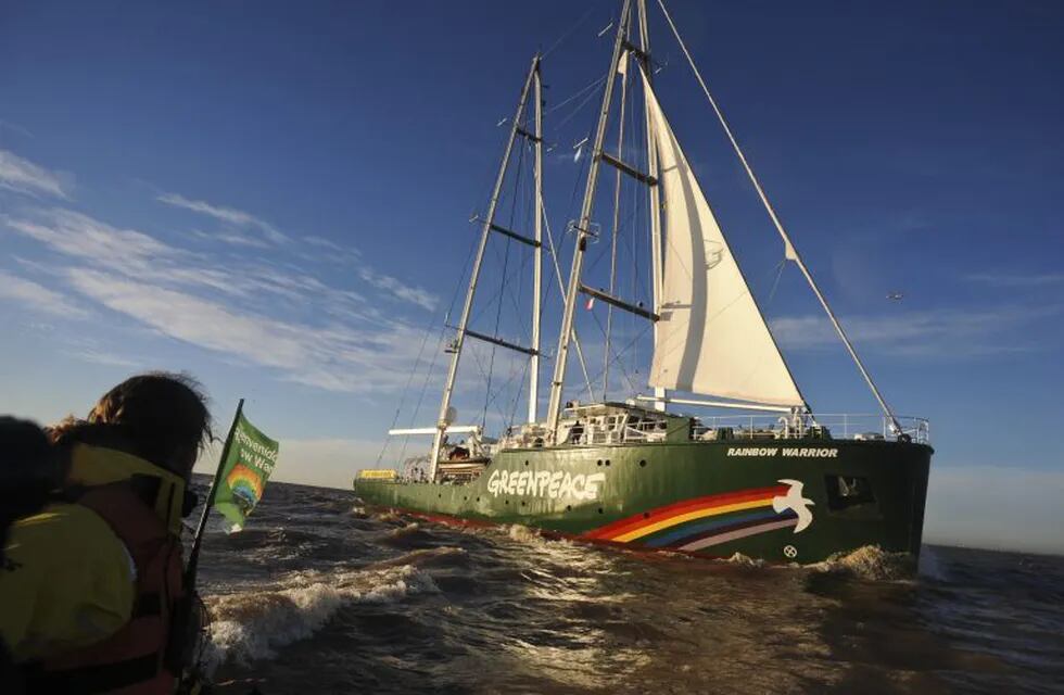 Greempeace sailing ship Rainbow Warrior III arrives to Buenos Aires, Argentina to celebrate 25 years of action in the country, July 12, 2012. Globally, Greenpeace now focused their activities in defense of the Arctic for the region to be declared a protected zone, banning industrial fishing and offshore oil exploration. Photo: Sergio Goya/dpa/aa buenos aires  barco de greenpeace rainbow warrior III visita buenos aires