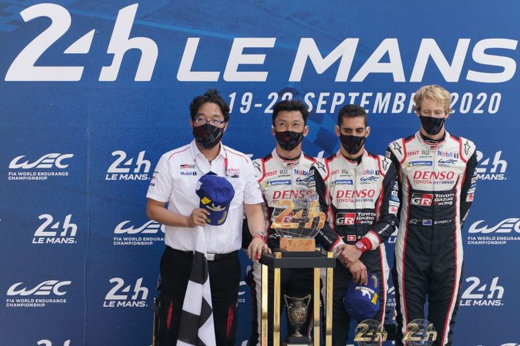 Takio Toyoda, jefe del equipo Toyota Gazoo Racing del WEC, junto a los pilotos ganadores, el japonés Kazuki Nakajima, el suizo Sebastien Buemi y el neozelandés Brendon Hartley.
