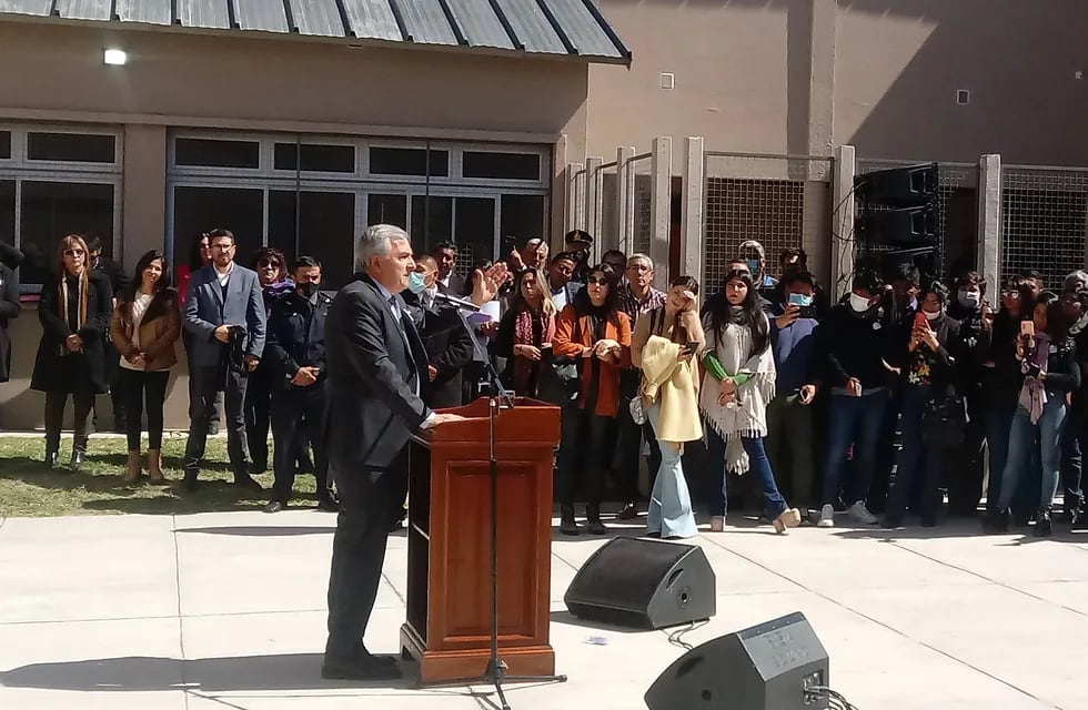"Haber logrado construir esta escuela es haber derrotado a la violencia", remarcó el gobernador Morales en Campo Verde.