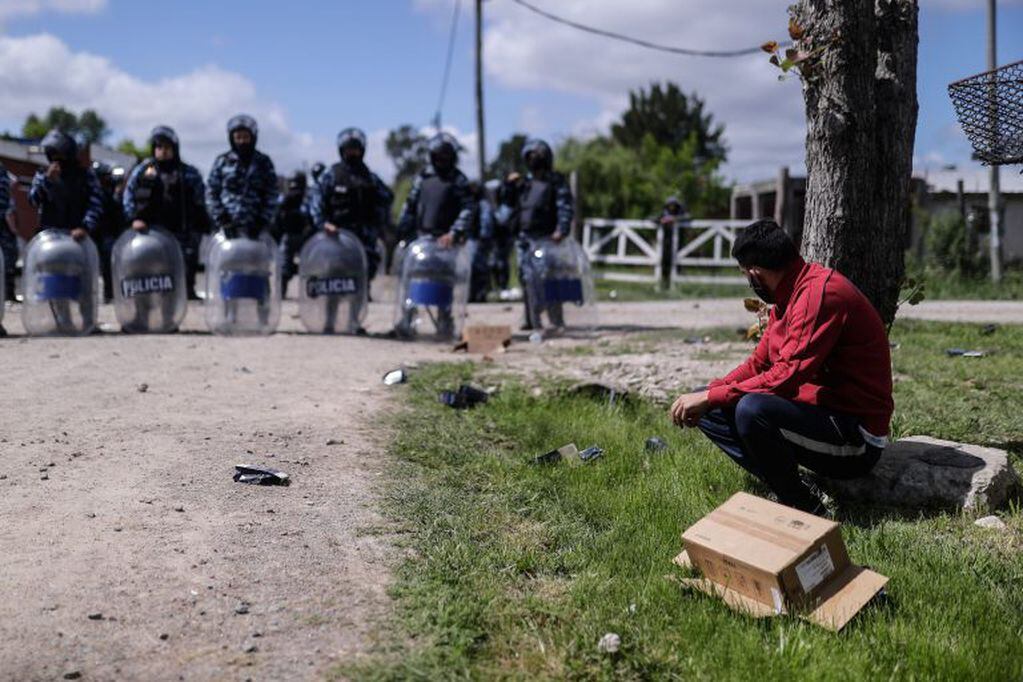 Miembros de la policía adelantan un operativo de desalojo a las personas que ocupaban de manera ilegal un predio en la localidad de Guernica (EFE/ Juan Ignacio Roncoroni)