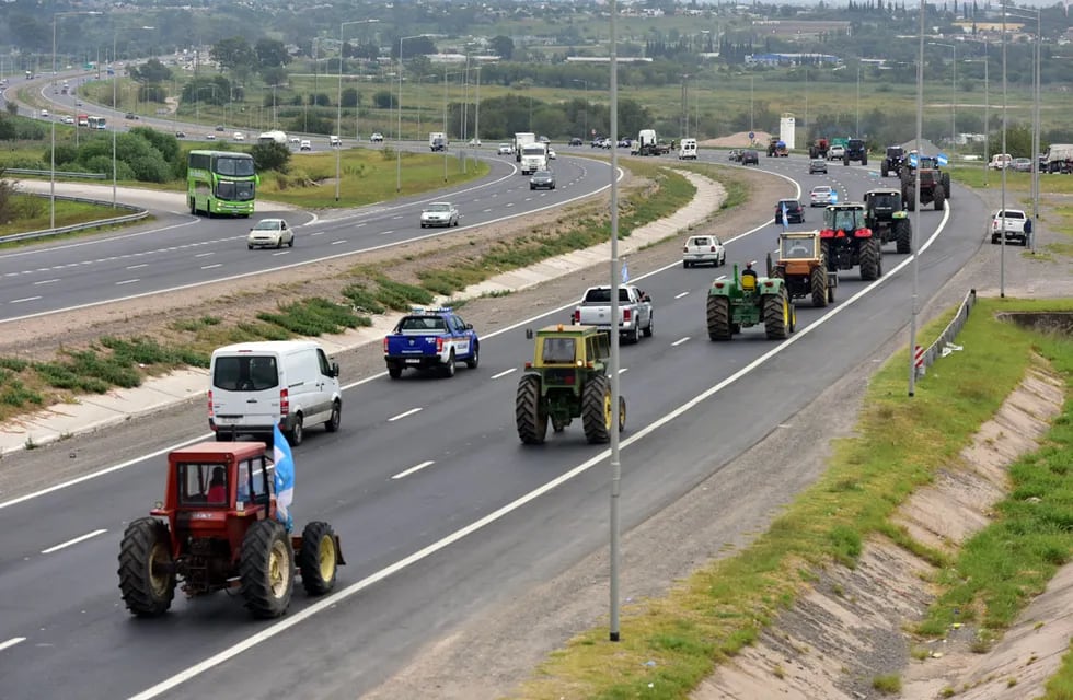 Productores de Córdoba adhieren al "tractorazo" nacional.