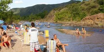 TURISMO. Así disfrutan los turistas a orillas del río en San Antonio de Arredondo (La Voz).
