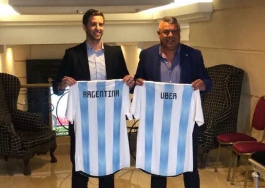 Felipe Aramburu, gerente operativo de Uber en Argentina junto a Claudio Tapia, presidente de AFA.