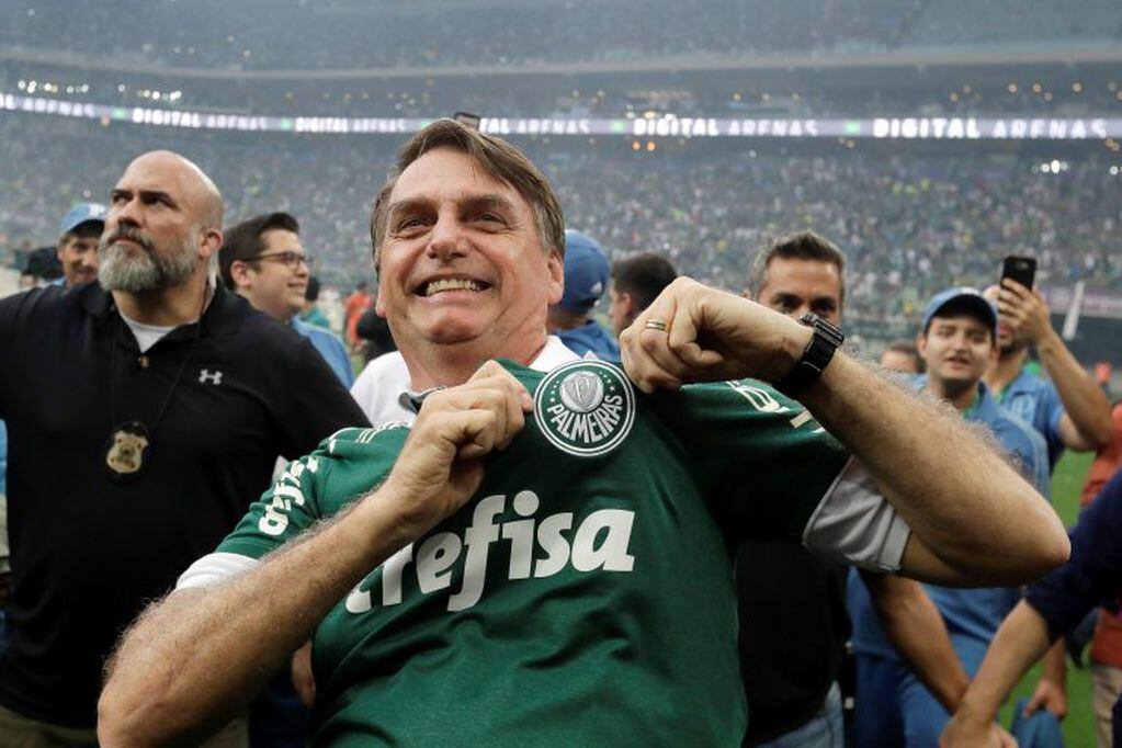 El presidente de Brasil, Jair Bolsonaro celebra la victoria de Palmeiras tras un partido del Campeonato Brasileño contra Vitoria (Foto: EFE/ Sebastião Moreira san pablo brasil Jair Bolsonaro)