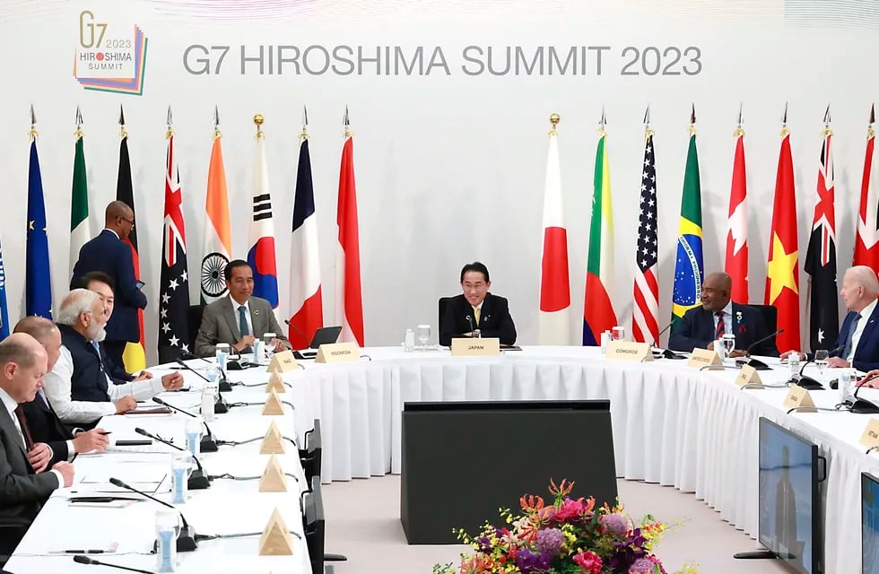 Políticos y delegados, incluyendo el presidente de Estados Unidos, Joe Biden (derecha); el primer ministro de Japón, Fumio Kishida (centro), o el presidente de Indonesia, Joko Widodo (centro, izquierda), durante una reunión del Grupo de los Siete en la cumbre de Hiroshima, Japón, el 20 de mayo de 2023. (Japan Pool vía AP)