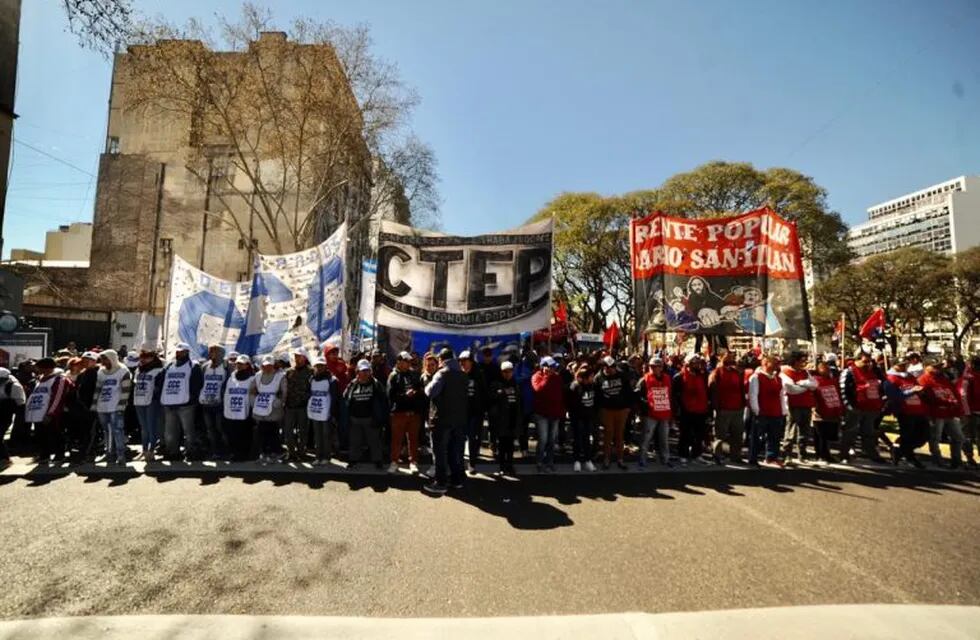 Organizaciones sociales protestan en el Congreso para que se decrete la Emergencia Alimentaria. (Federico López Claro)