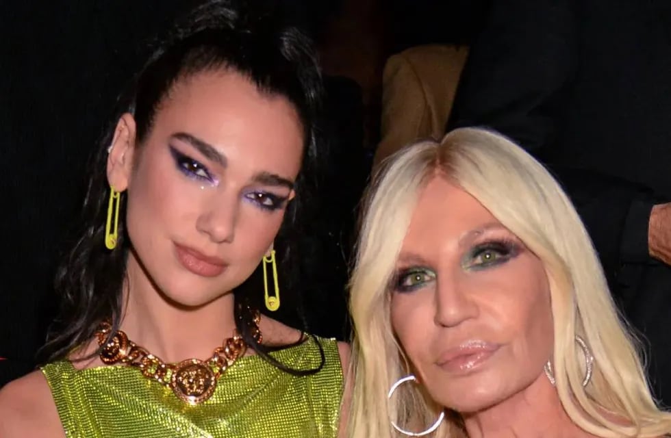 Dua Lipa deslumbró con su elegante look tras asociarse con Donatella Versace