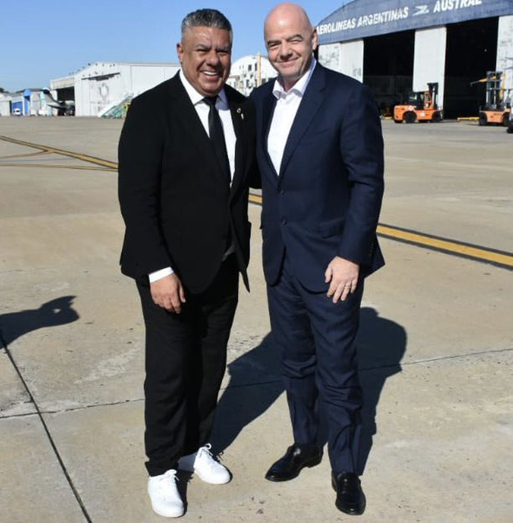 Claudio Chiqui Tapia recibió al presidente de la FIFA Gianni Infantino en Ezeiza. (@tapiachiqui)
