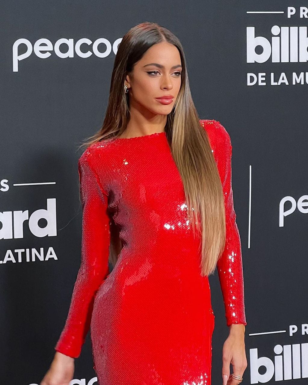 Tini Stoessel lució un vestido rojo radiante en la red carpet los Premios Billboard Latinos 2022