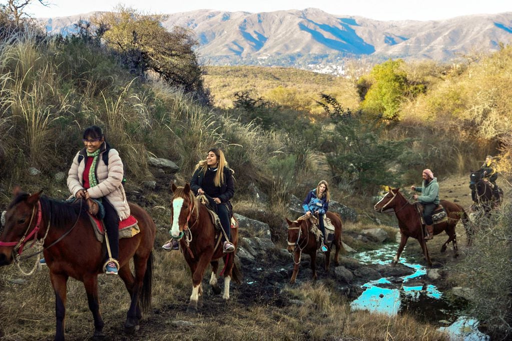 Turistas recorren a caballo las sierras de Córdoba.
Cabalgata en Pampa de Olaen. 
Turismo alternativo en Punilla
(La Voz)