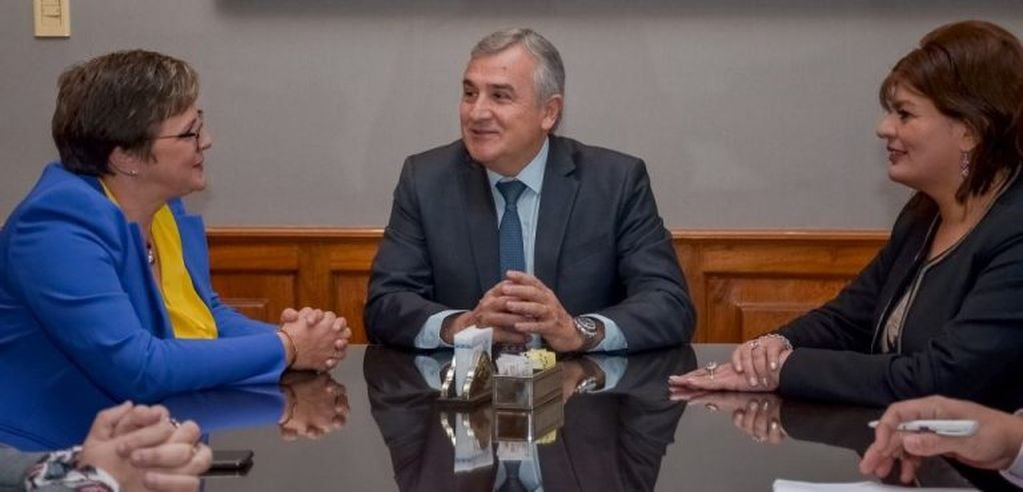 El gobernador Morales y la ministra Zigarán, en diálogo con la oficial superior de Operaciones para América Latina del BEI, Susan Antz.