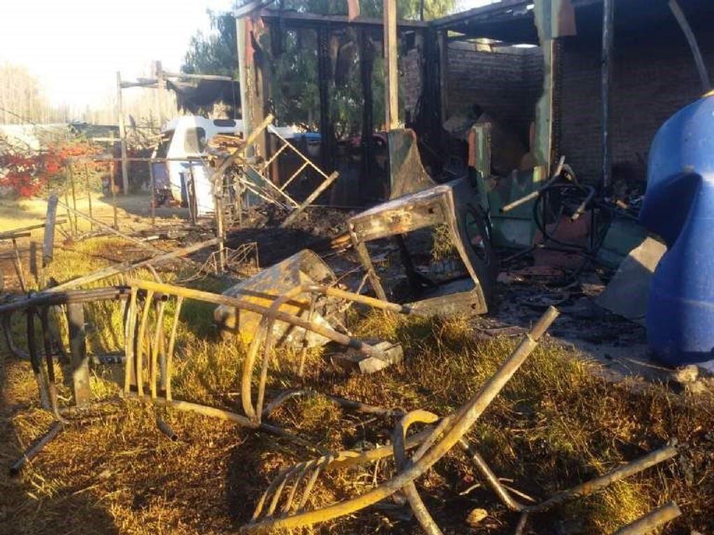 El 19 de julio pasado una familia de La Bebida perdió su humilde casa luego de un incendio. Además, se quemaron los elementos que usan todos los días para que 127 chicos merienden en el lugar.