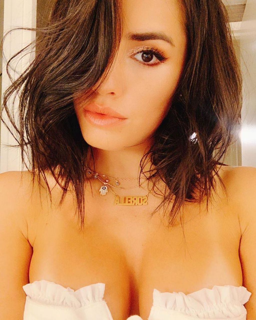 Lali Espósito posó en Instagram con una prenda blanca escotada (Foto: Instagram)
