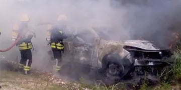 Incendio. El vehículo quedó destruido. (Bomberos)