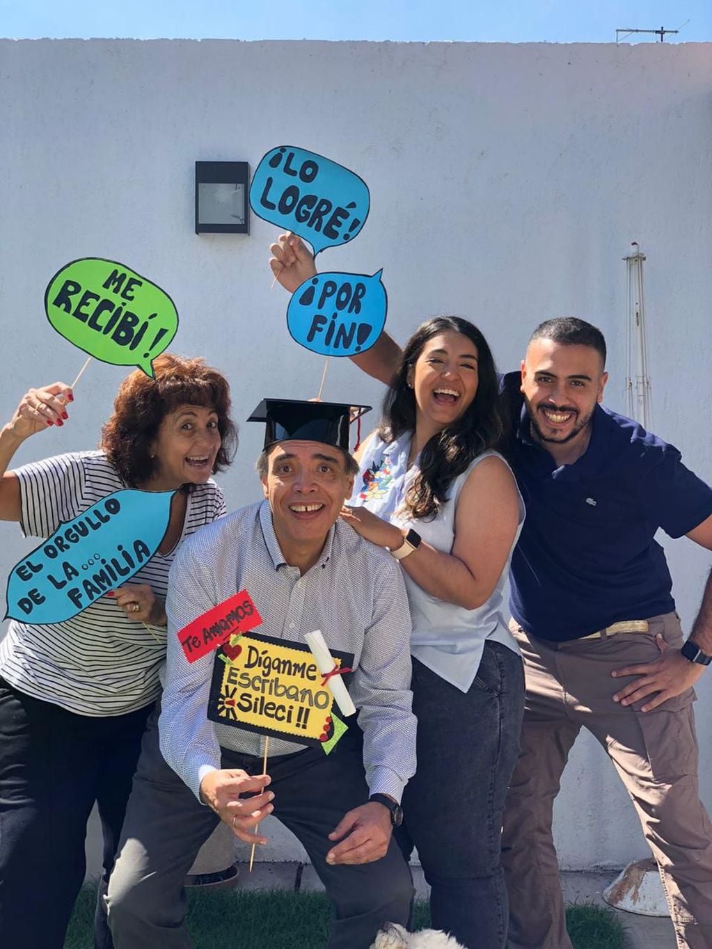 Daniel Sileci festeja con su familia haberse recibido de escribano después de estudiar la carrera en Tucumán desde Mendoza y viajando 13 horas para rendir parciales. Foto: Gentileza