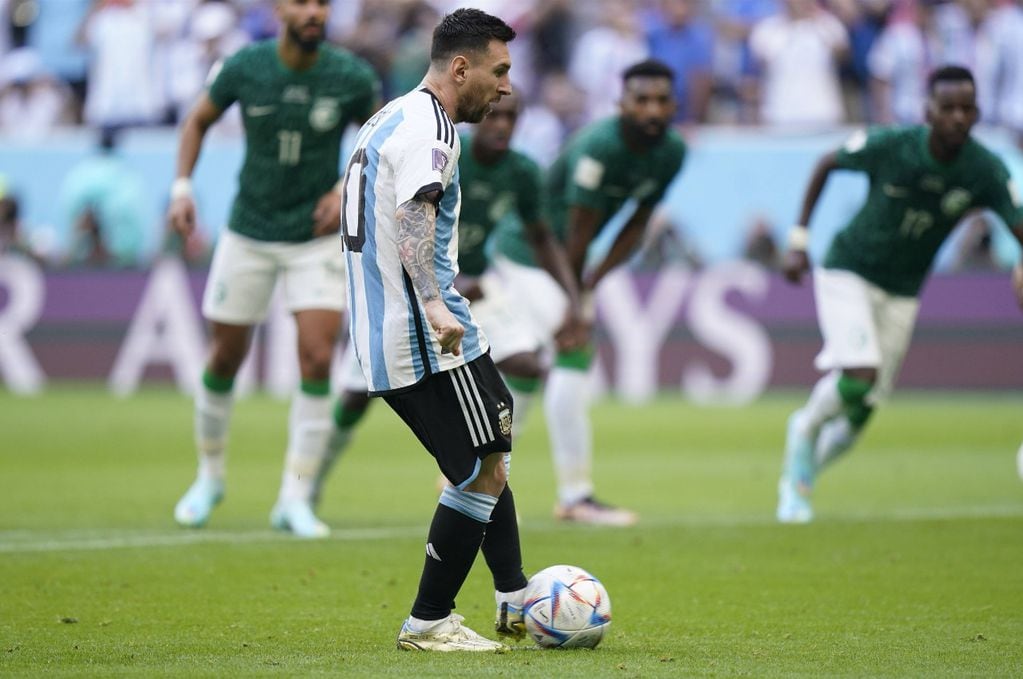 Lionel Messi, de penal, abrió el marcador para Argentina, ante Arabia Saudita, en e debut en Qatar 2022. (Clarín)