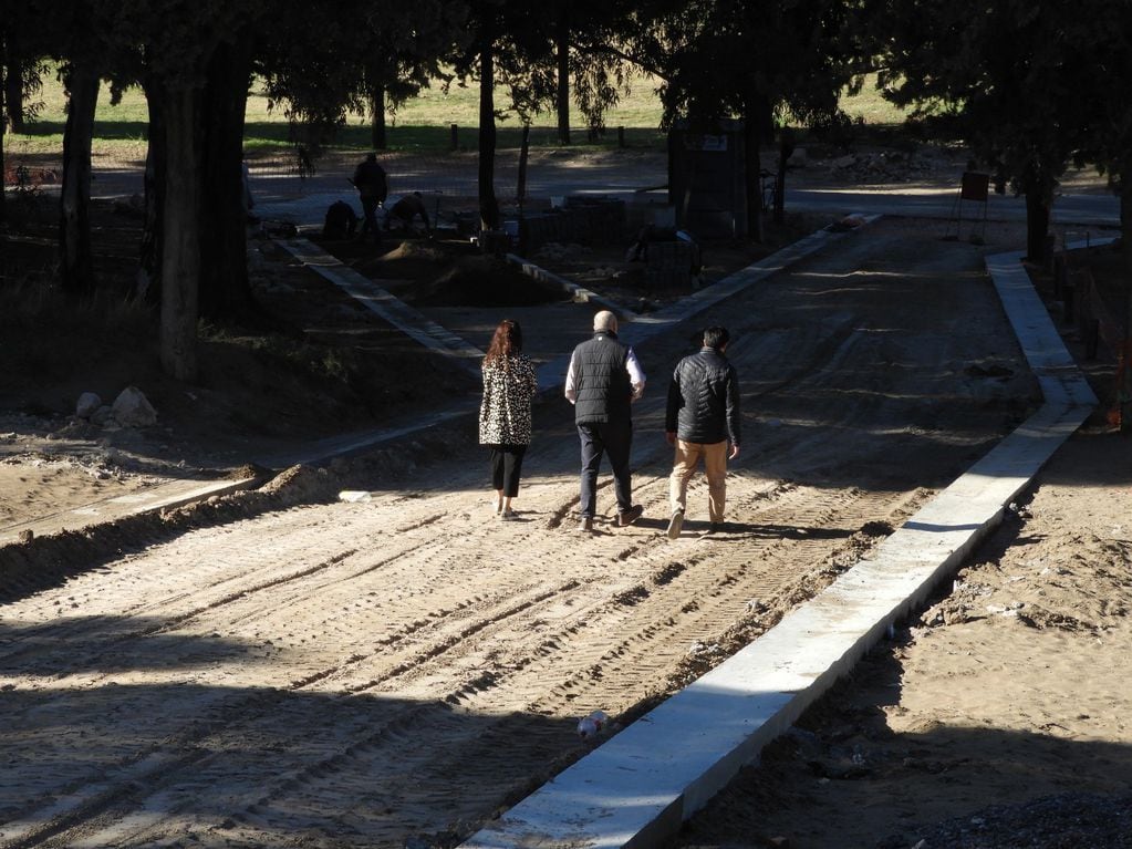 Punta Alta: colocan más pavimento articulado en el Parque San Martín