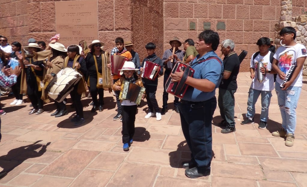 Músicos locales de todas las edades se reunieron en el monumento a los Héroes de la Independencia, en el Día del Carnavalito.