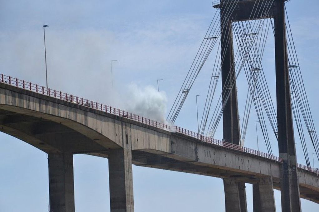 El puente General Belgrano tiene un altura de 35 metros.
