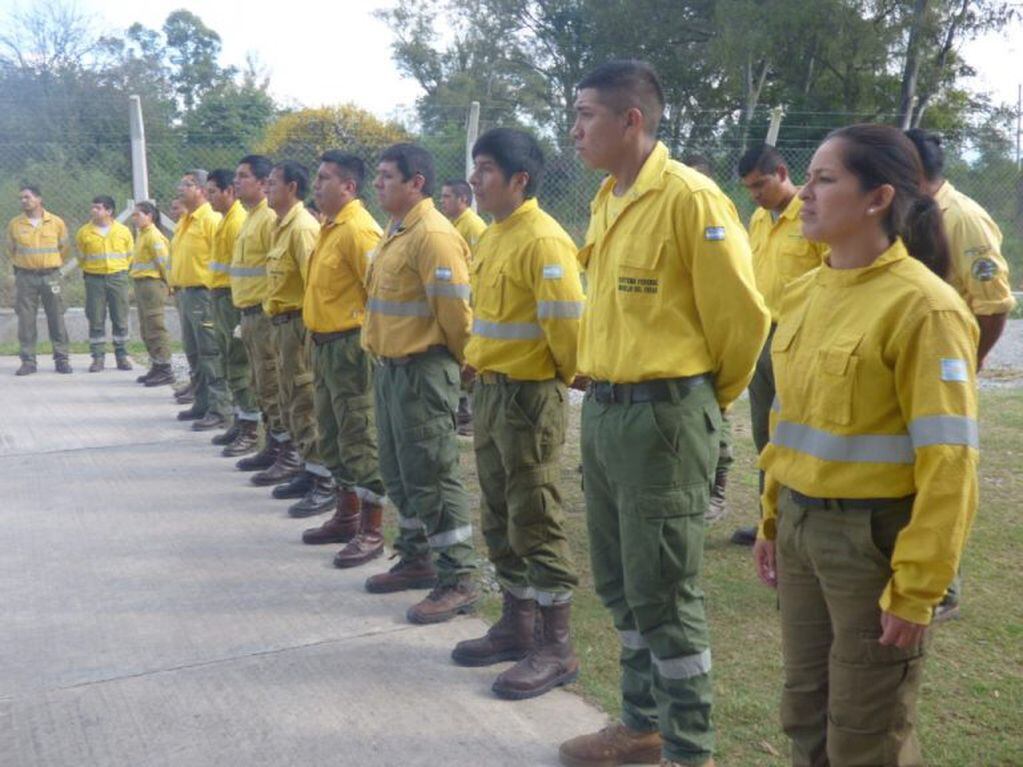 Integrantes de la Brigada de Incendios Forestales de Jujuy, prestos a partir rumbo a la misión en la zona de los valles de altura.