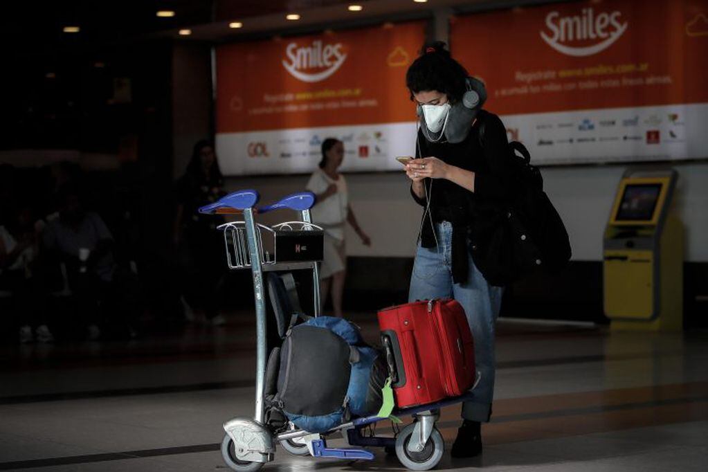 Pasajeros y empleados del Aeropuerto de Ezeiza se protejen con barbijos (EFE/ Juan Ignacio Roncoroni)