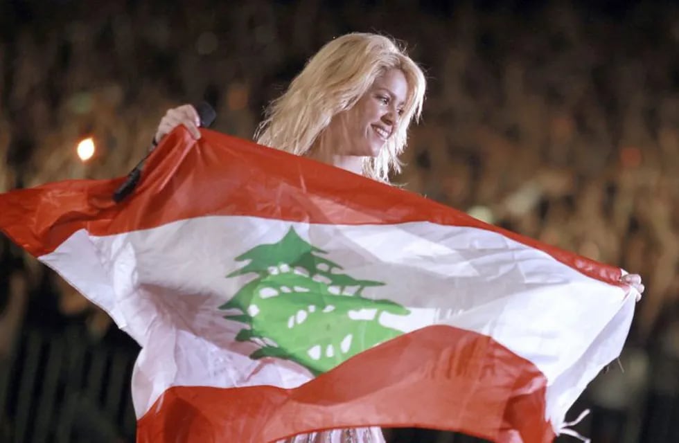 BEIRUT (LÍBANO) 27/05/2011.- Fotografía facilitada hoy, viernes 27 de mayo de 2011, por la oficina de prensa de Shakira que muestra a la cantante colombiana sosteniendo una bandera del Líbano durante el concierto que ofreció un día antes en Beirut (Líbano). EFE/Ho. SÓLO USO EDITORIAL. PROHIBIDO VENTAS beirut libano Shakira cantante colombiana musica musico musicos cantante recital show concierto bandera del pais