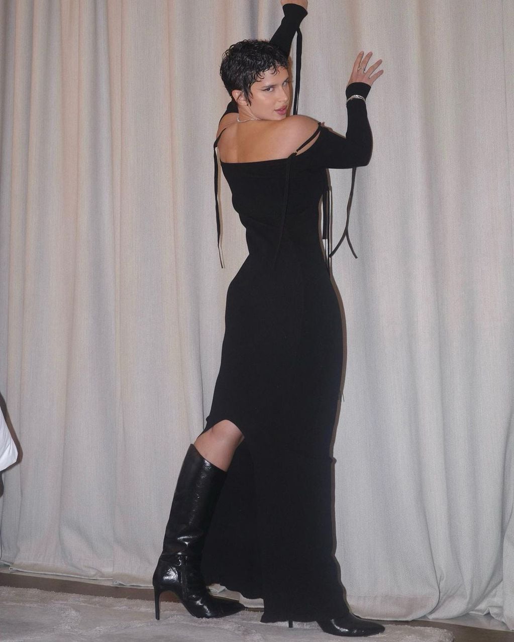 Nathy Peluso arrasó en Instagram con un vestido al cuerpo total black.