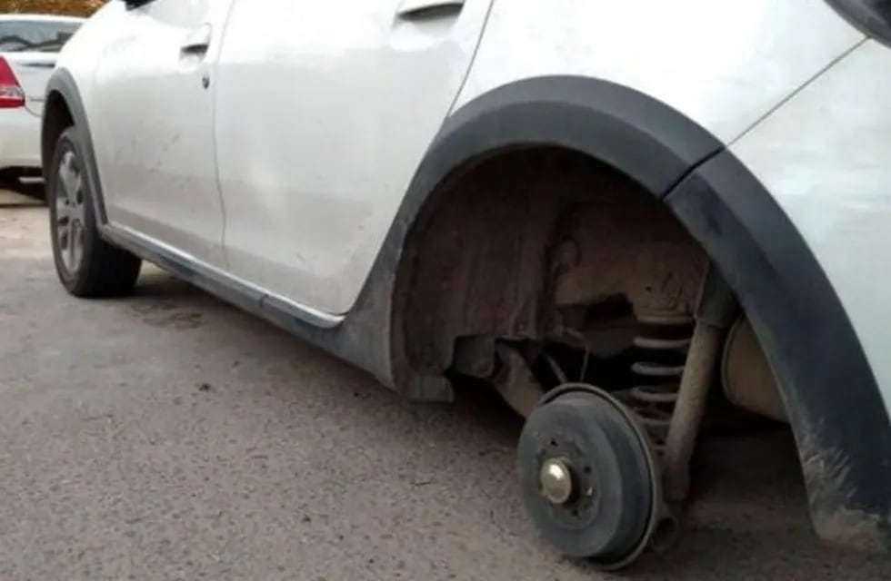 Un ladrón perdió parte de un dedo cuando robaba la rueda de un auto.