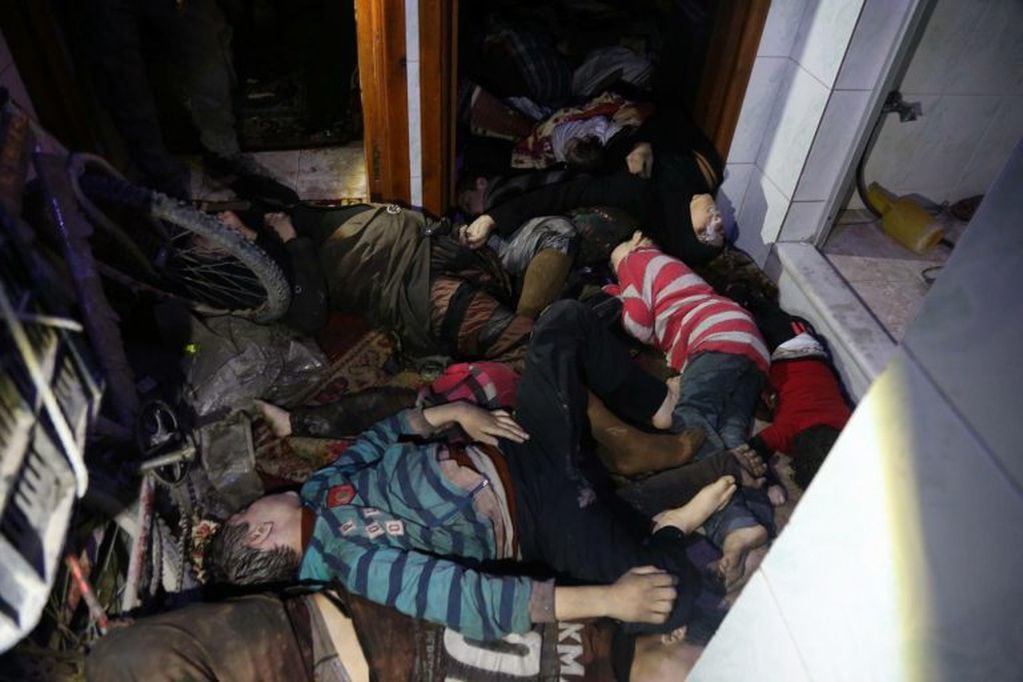EDITORS NOTE: Graphic content / A handout image released by the Syrian Civil Defence on their Social Media pages on April 8, 2018, shows bodies inside a room following an alleged chemical attack on the rebel-held town of Douma.
An alleged chemical attack in Syria's rebel-held Douma has sparked international outrage, with Washington warning of possible military action, while Damascus and Moscow said the reports were mere "fabrications".
 / AFP PHOTO / Handout / == RESTRICTED TO EDITORIAL USE - MANDATORY CREDIT "AFP PHOTO / HO / SYRIAN CIVIL DEFENCE - THE WHITE HELMETS" - NO MARKETING NO ADVERTISING CAMPAIGNS - DISTRIBUTED AS A SERVICE TO CLIENTS FROM ALTERNATIVE SOURCES, AFP IS NOT RESPONSIBLE FOR ANY DIGITAL ALTERATIONS TO THE PICTURE'S EDITORIAL CONTENT, DATE AND LOCATION WHICH CANNOT BE INDEPENDENTLY VERIFIED == /