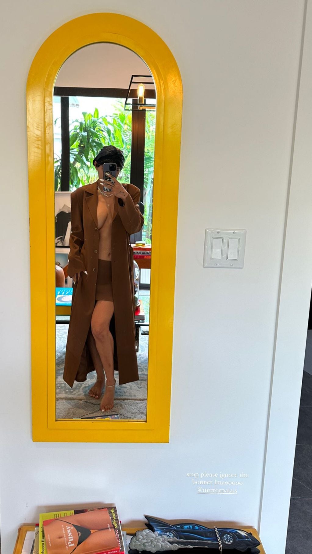 Mia Khalifa dejó ver de más en Instagram al lucir tan solo un blazer abierto y una minifalda.