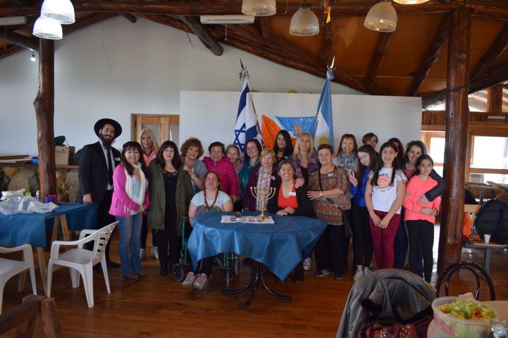 Comunidad judía junto al Rabino Ari Sigaloff.