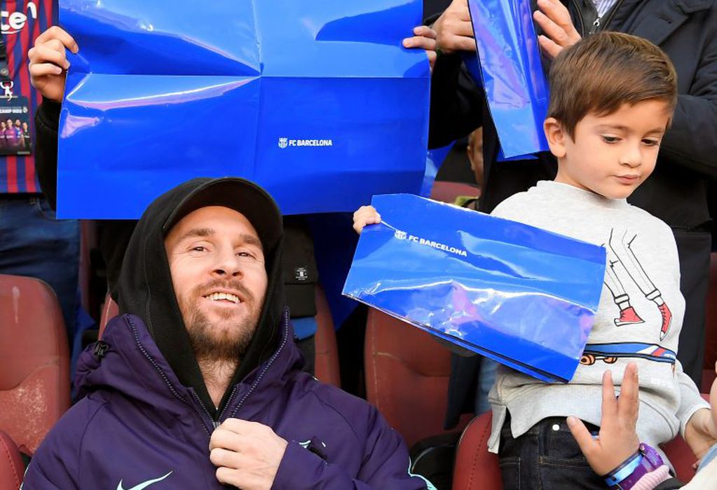 Messi observó el partido con su hijo Thiago (LLUIS GENE / AFP)