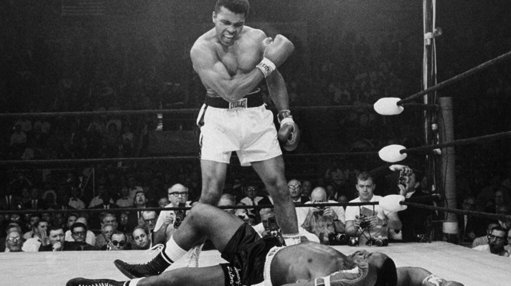 Muhammad Ali vs. Sonny Liston. Una de las fotos más influyentes según la revista TIME. (AP)