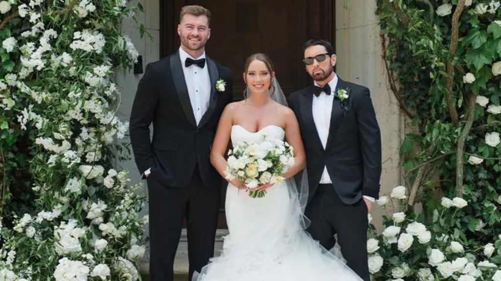Hailie Jade junto a su esposo (izquierda) y su padre Eminem (derecha).
