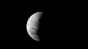 Eclipse lunar en el cielo de Córdoba. (Pedro Castillo / La Voz)