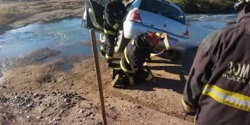 Una familia intentó esquivar un piquete en Neuquén y cayó a una laguna de aguas servidas