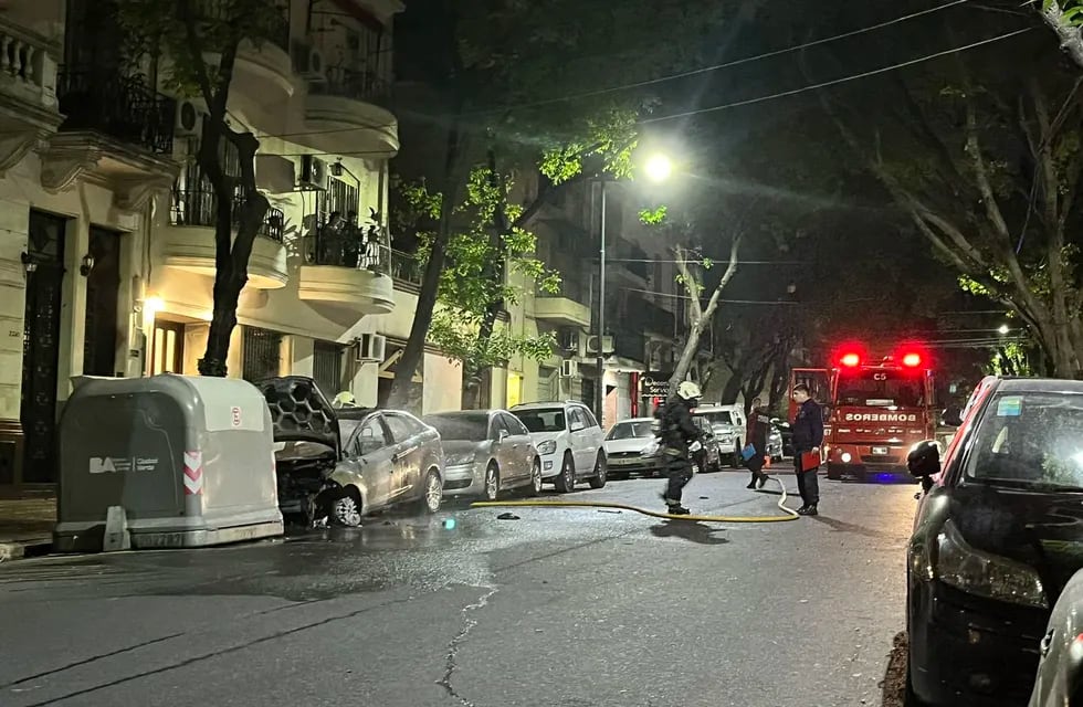 Cinco vehículos fueron quemados de manera intencional por un hombre en el barrio de Palermo.
