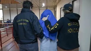 Una mujer mayor de edad fue detenida acusada de ser una de las responsables del crimen de un hombre en Villa Revol. (Policía de Córdoba)