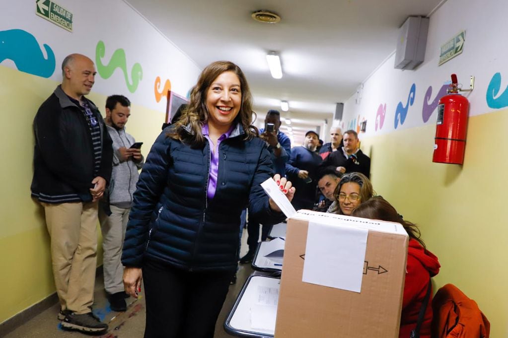 Arabela Carreras ya votó en Bariloche para definir a su sucesor en Río Negro.