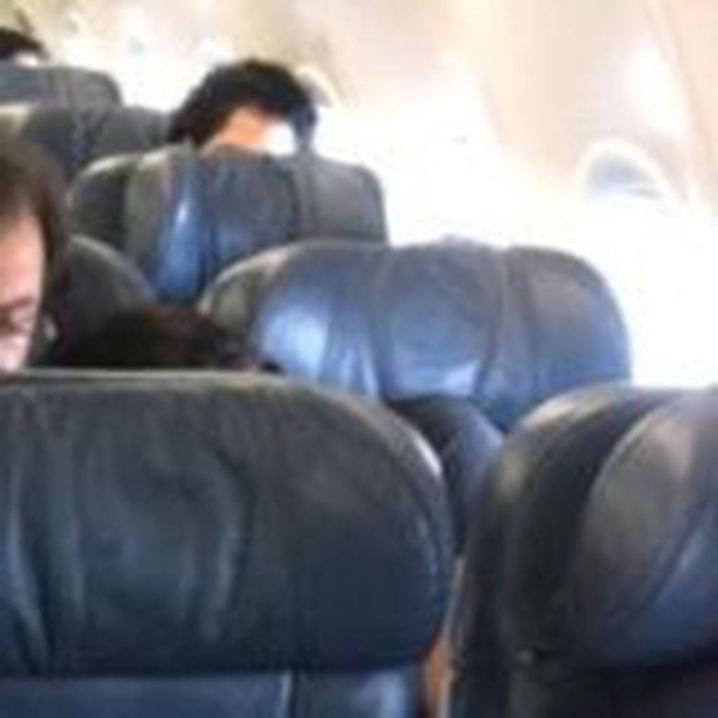 La fotografía de la ex modelo Santa Cruz, ocultando su rostro, en el vuelo de LATAM. (Misiones Online)