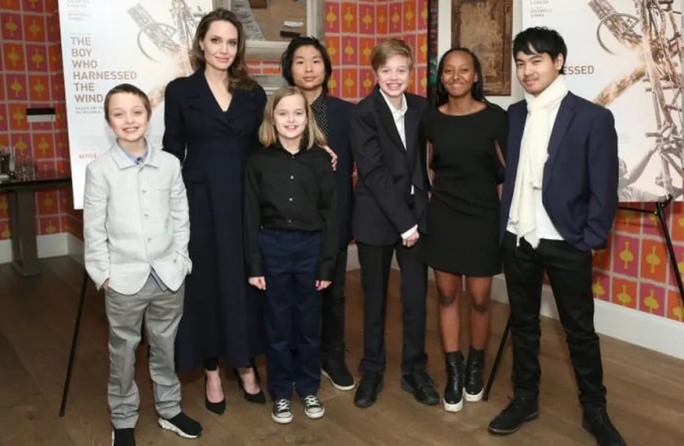 Angelina Jolie con Knox, Vivienne, Pax, Shiloh, Zahara y Maddox.