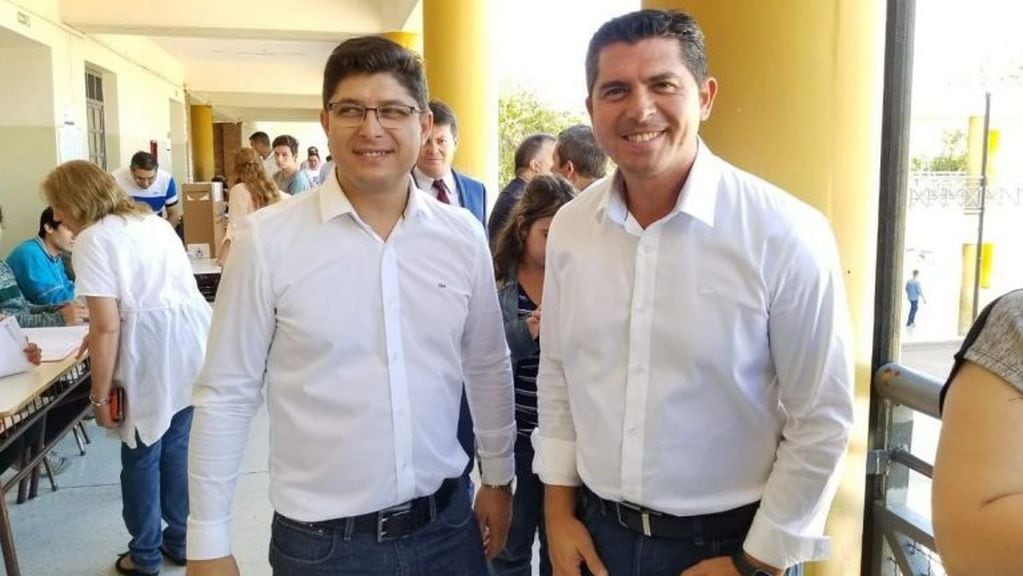 Marcelo Orrego, precandidato a gobernador del Frente Con Vos, se presentó a
votar en la escuela Pellegrini de Santa Lucía en donde actualmente es intendente.