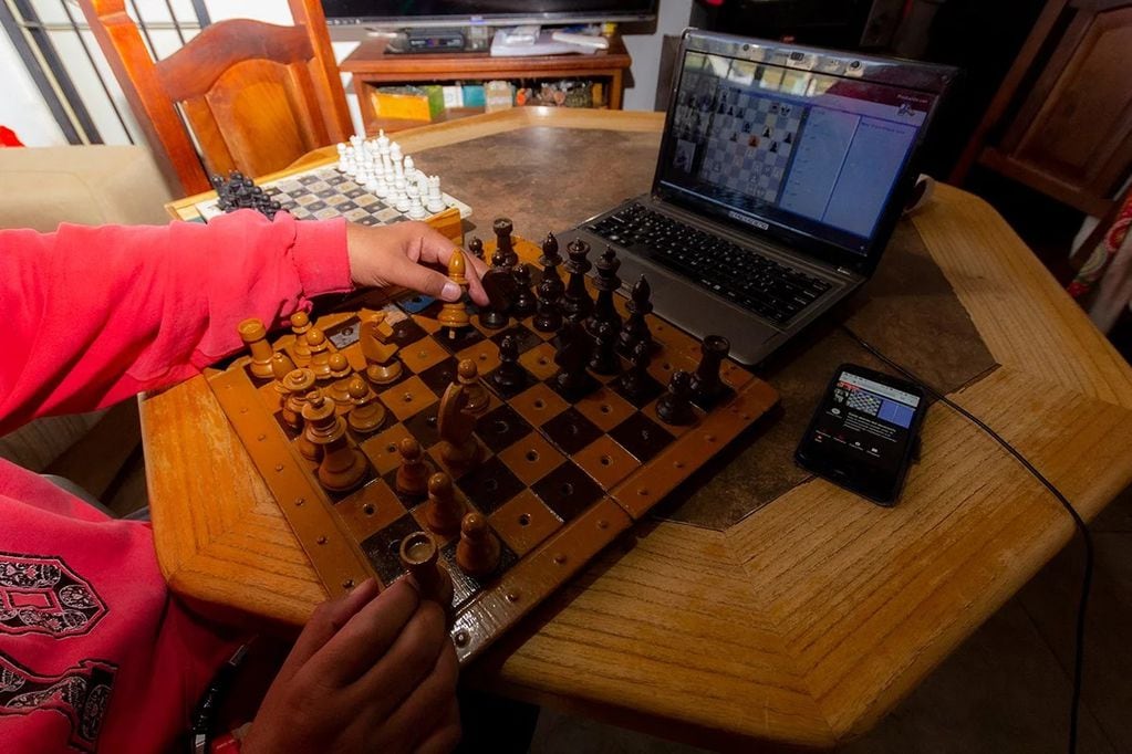 Víctor con su tablero especial para jugar al ajedrez con contrincantes de otros países.