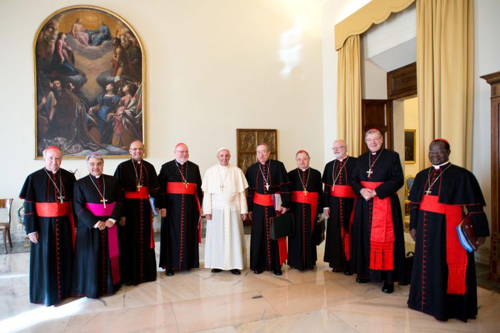 El papa Francisco posa con el C9, un consejo constituido por nueve cardenales, entre los que estaba Pell. Crédito: AP Photo/L'Osservatore Romano.