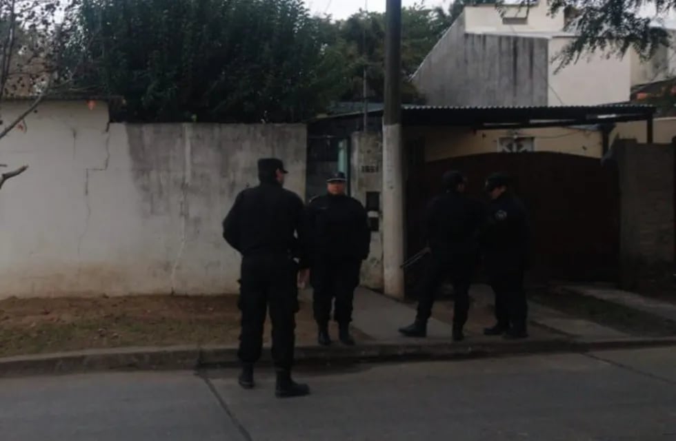 Uno de los allanamientos ocurrió en calle Lugones al 3800. (@joseljuarezjose)