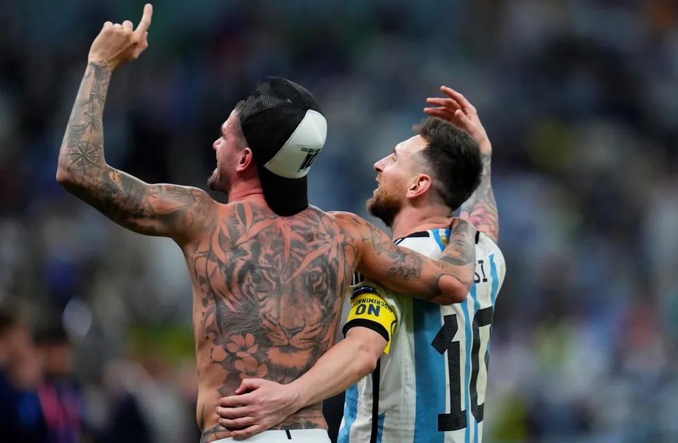 Rodrigo De Paul celebra con Messi la clasificación a semifinales. (AP).